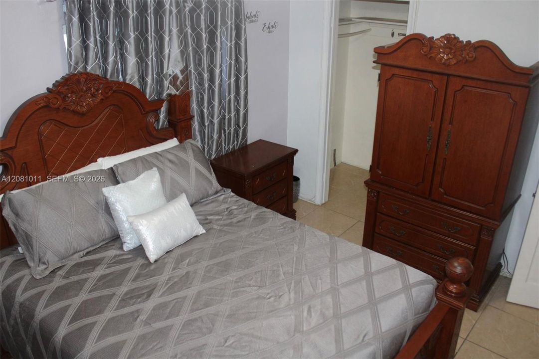 For Sale: $590,000 (2 beds, 1 baths, 933 Square Feet)