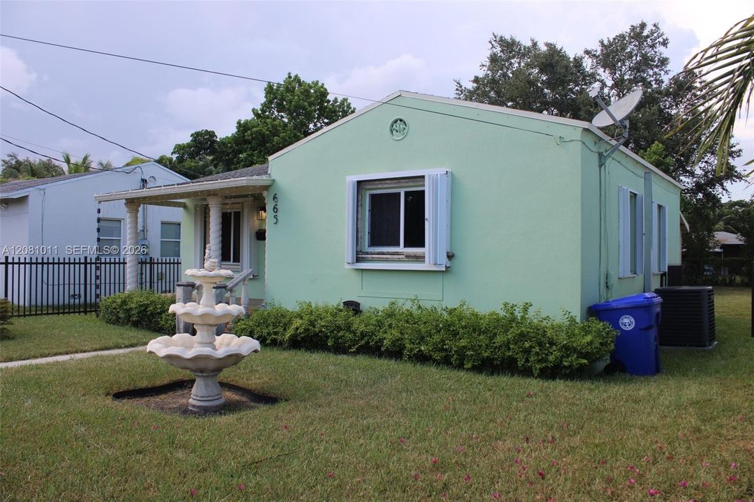 For Sale: $590,000 (2 beds, 1 baths, 933 Square Feet)