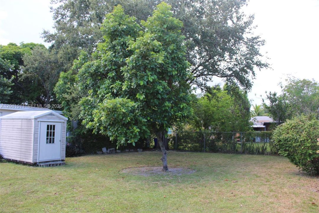 For Sale: $590,000 (2 beds, 1 baths, 933 Square Feet)