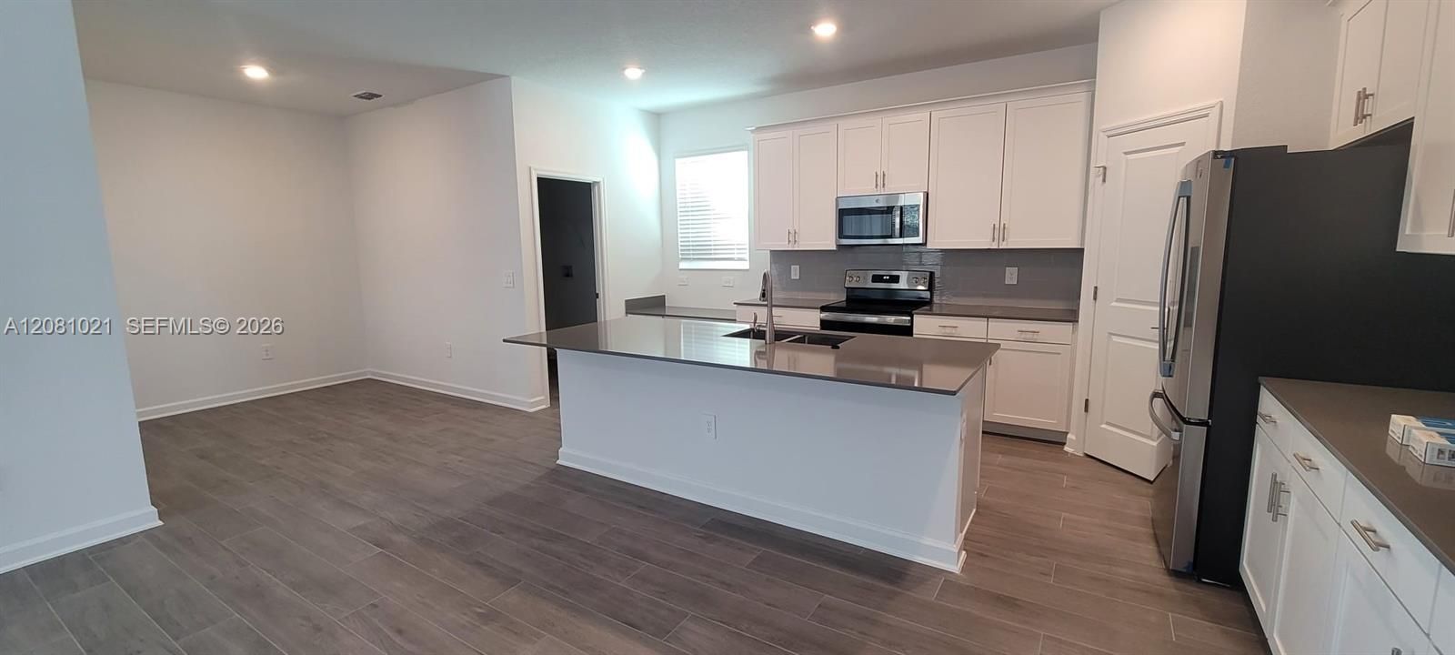 For Sale: $575,000 (5 beds, 3 baths, 2638 Square Feet)