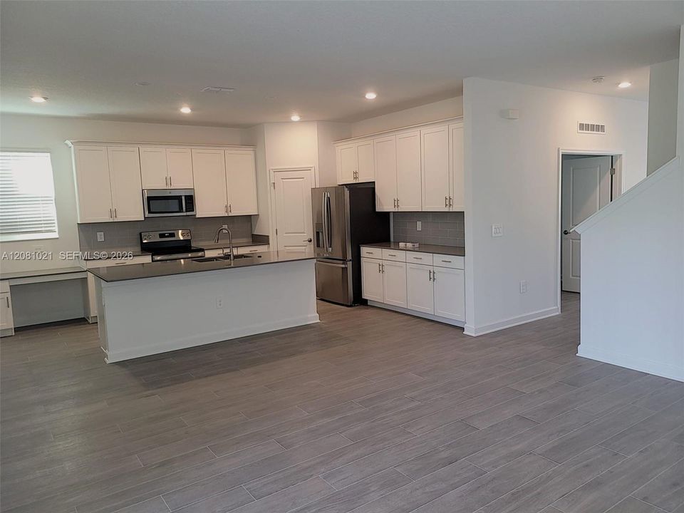For Sale: $575,000 (5 beds, 3 baths, 2638 Square Feet)