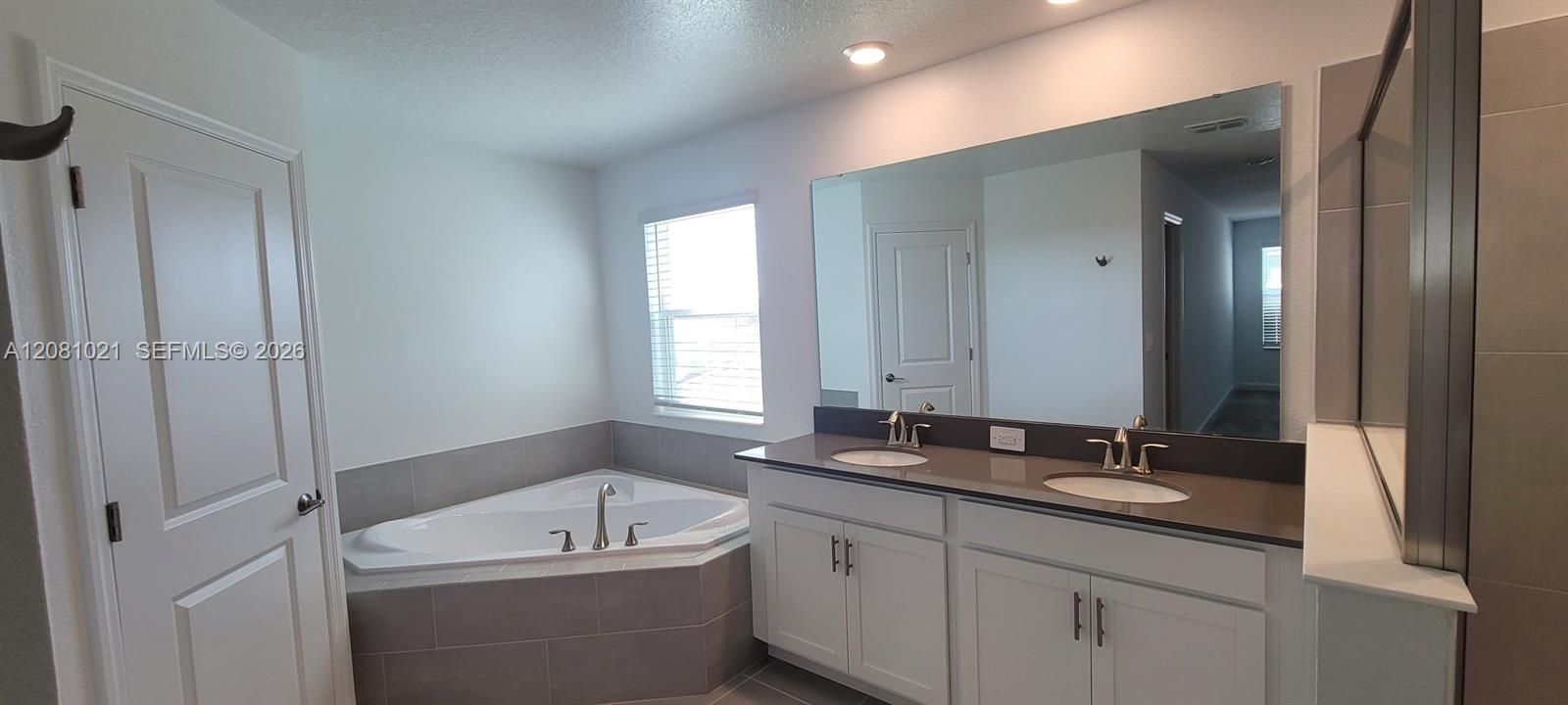 For Sale: $575,000 (5 beds, 3 baths, 2638 Square Feet)