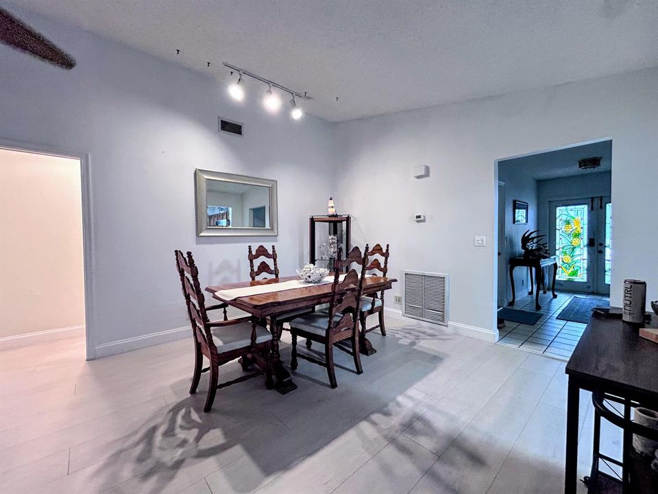 Dining area off kithcen/family room