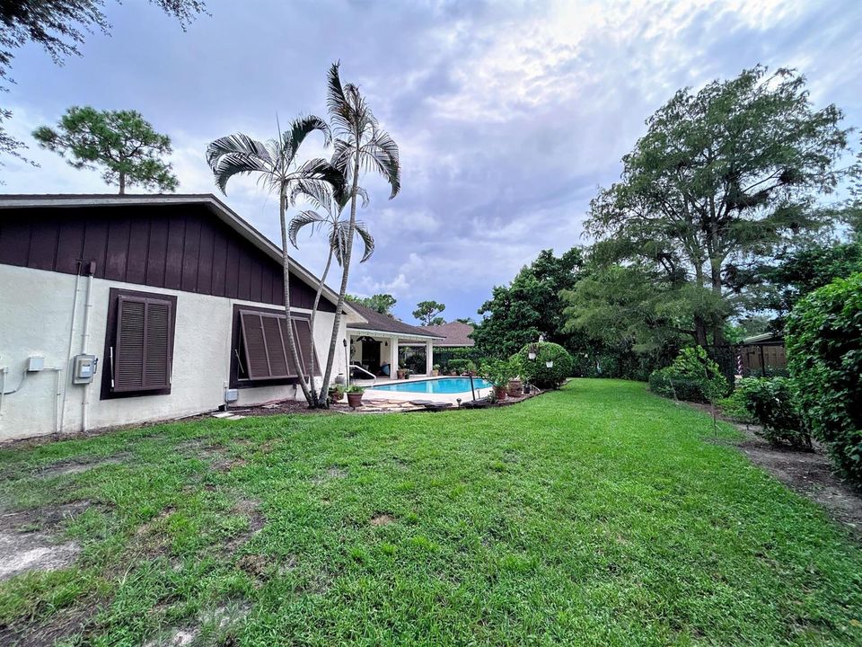 Oversized lot w/ fence