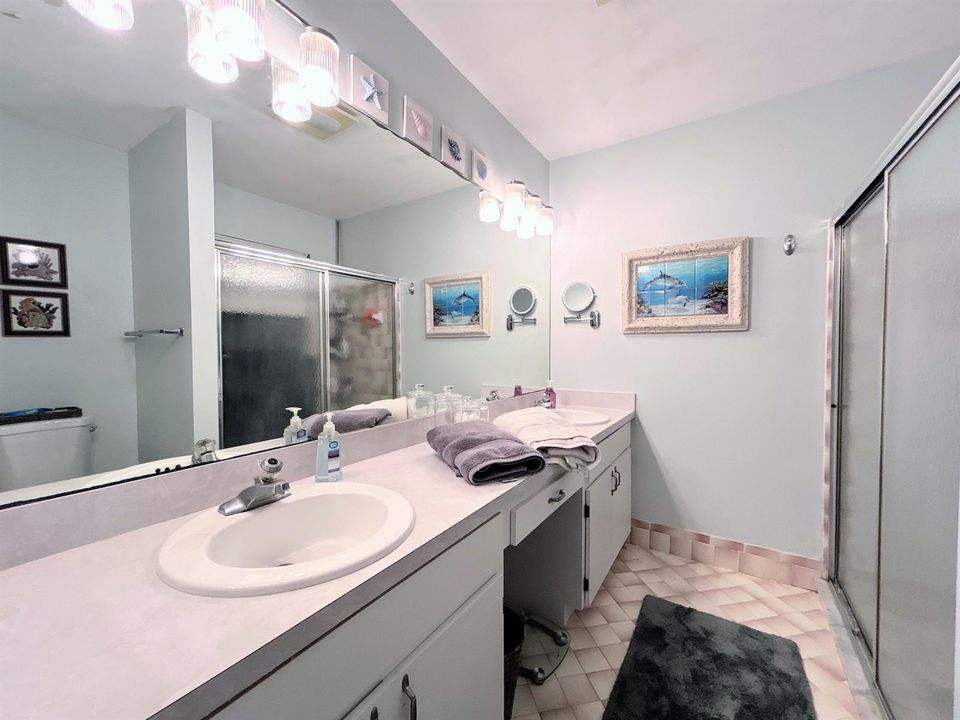 Primary bath w/ walkin shower dual sinks