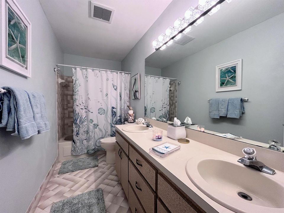 Guest bath, dual sinks, tub/shower combo