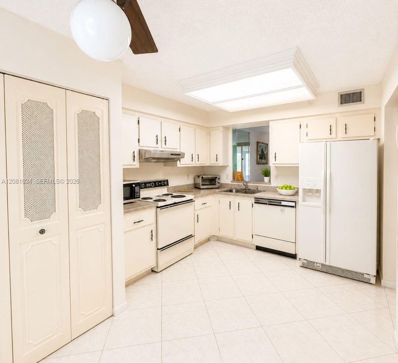 На продажу: $109,900 (1 спален, 2 ванн, 925 Квадратных фут)