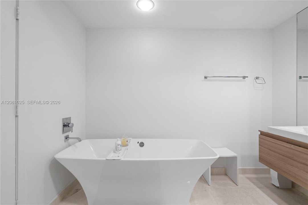 For Rent: $8,500 (2 beds, 2 baths, 1958 Square Feet)