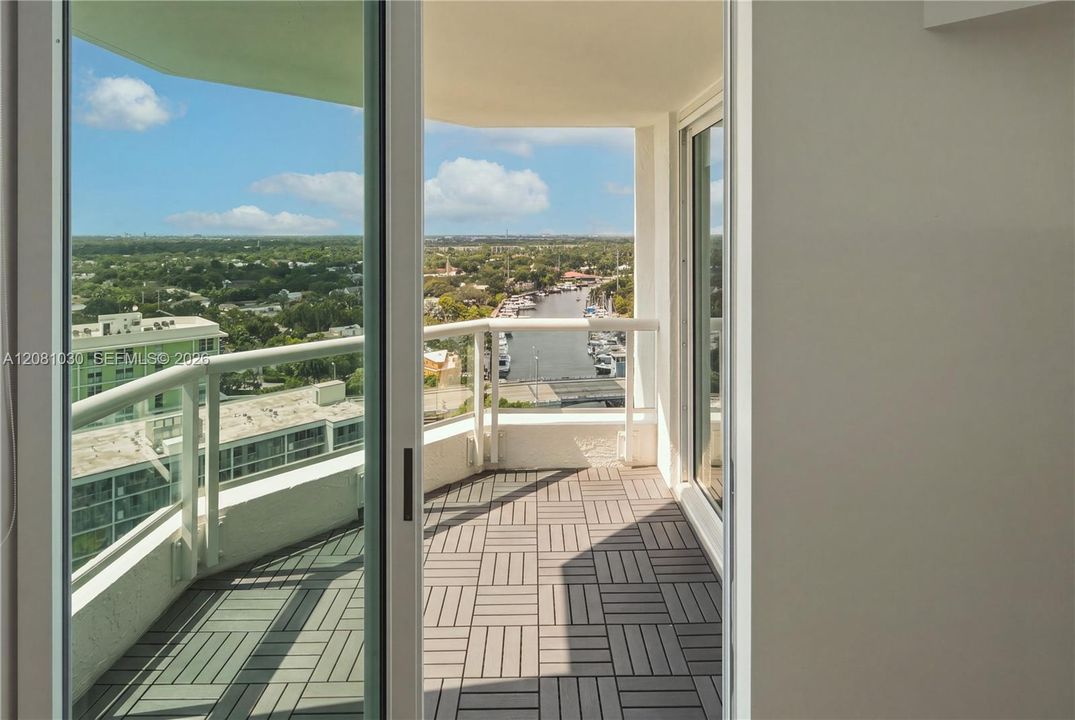 For Sale: $495,000 (1 beds, 1 baths, 892 Square Feet)