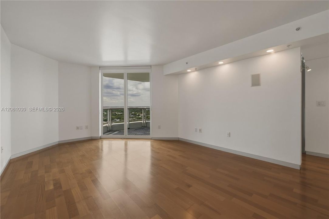 For Sale: $495,000 (1 beds, 1 baths, 892 Square Feet)