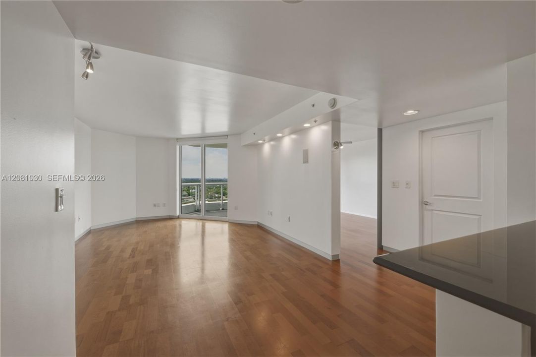 For Sale: $495,000 (1 beds, 1 baths, 892 Square Feet)