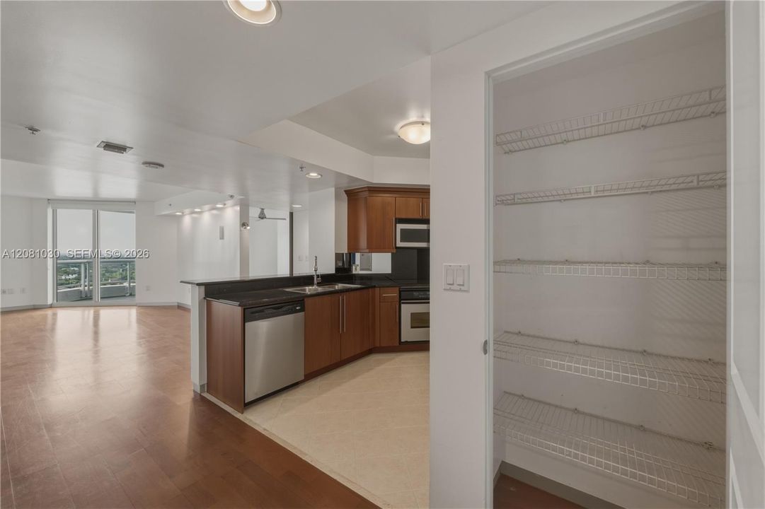 For Sale: $495,000 (1 beds, 1 baths, 892 Square Feet)