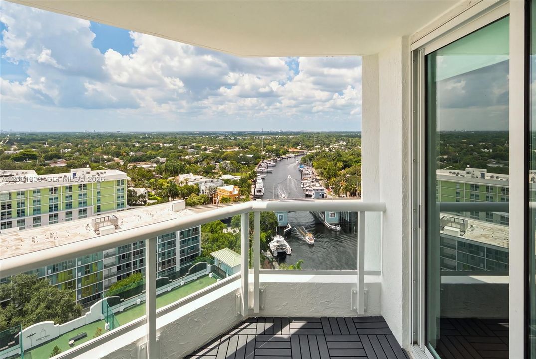 For Sale: $495,000 (1 beds, 1 baths, 892 Square Feet)
