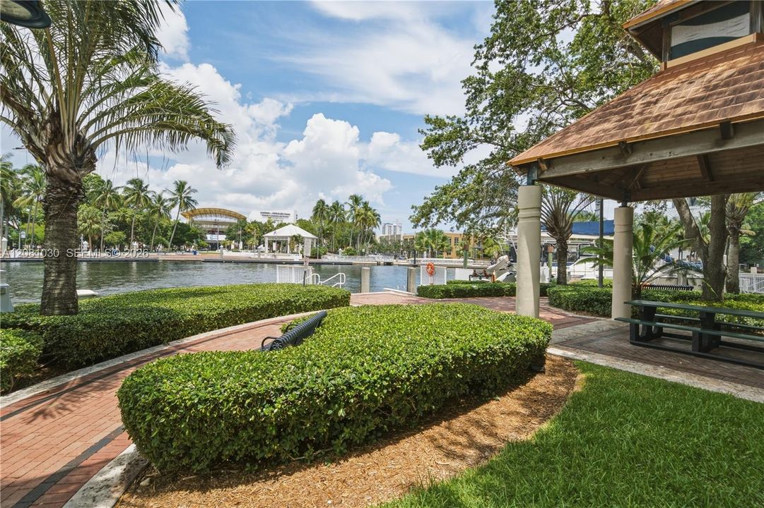 For Sale: $495,000 (1 beds, 1 baths, 892 Square Feet)