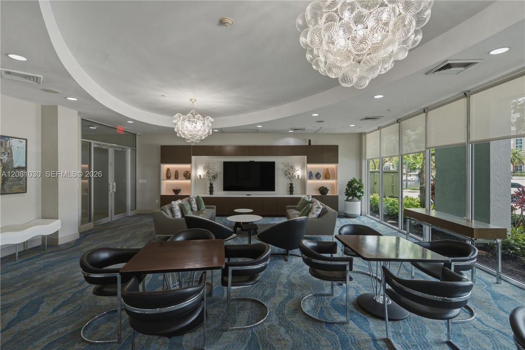 For Sale: $495,000 (1 beds, 1 baths, 892 Square Feet)