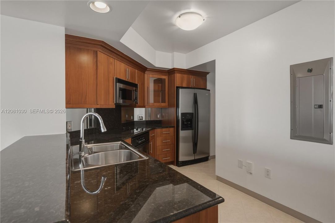 For Sale: $495,000 (1 beds, 1 baths, 892 Square Feet)