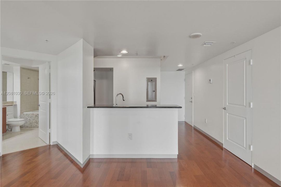 For Sale: $495,000 (1 beds, 1 baths, 892 Square Feet)
