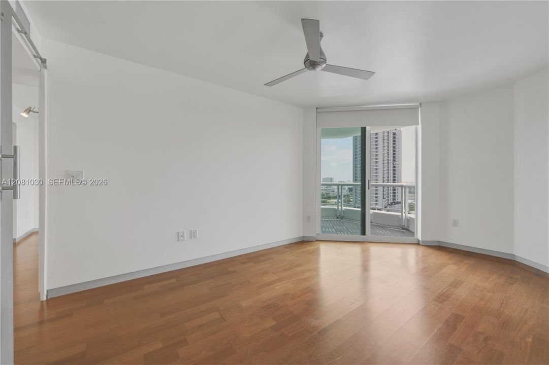 For Sale: $495,000 (1 beds, 1 baths, 892 Square Feet)