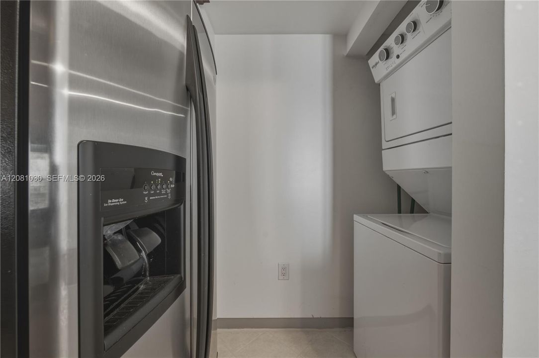 For Sale: $495,000 (1 beds, 1 baths, 892 Square Feet)