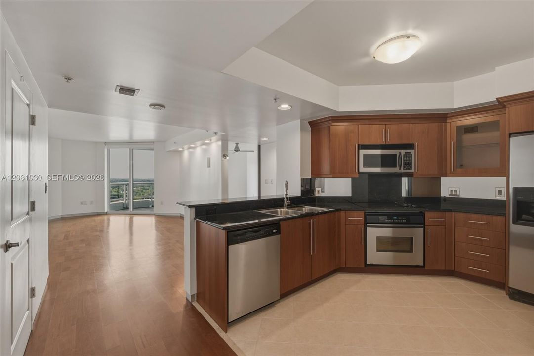 For Sale: $495,000 (1 beds, 1 baths, 892 Square Feet)