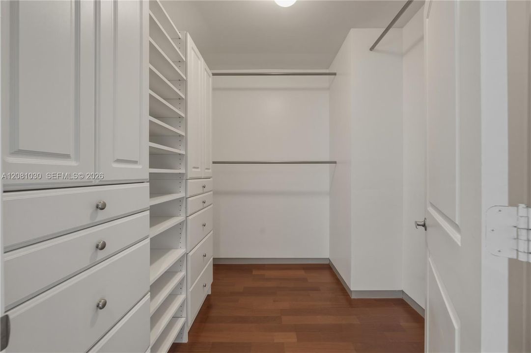 For Sale: $495,000 (1 beds, 1 baths, 892 Square Feet)