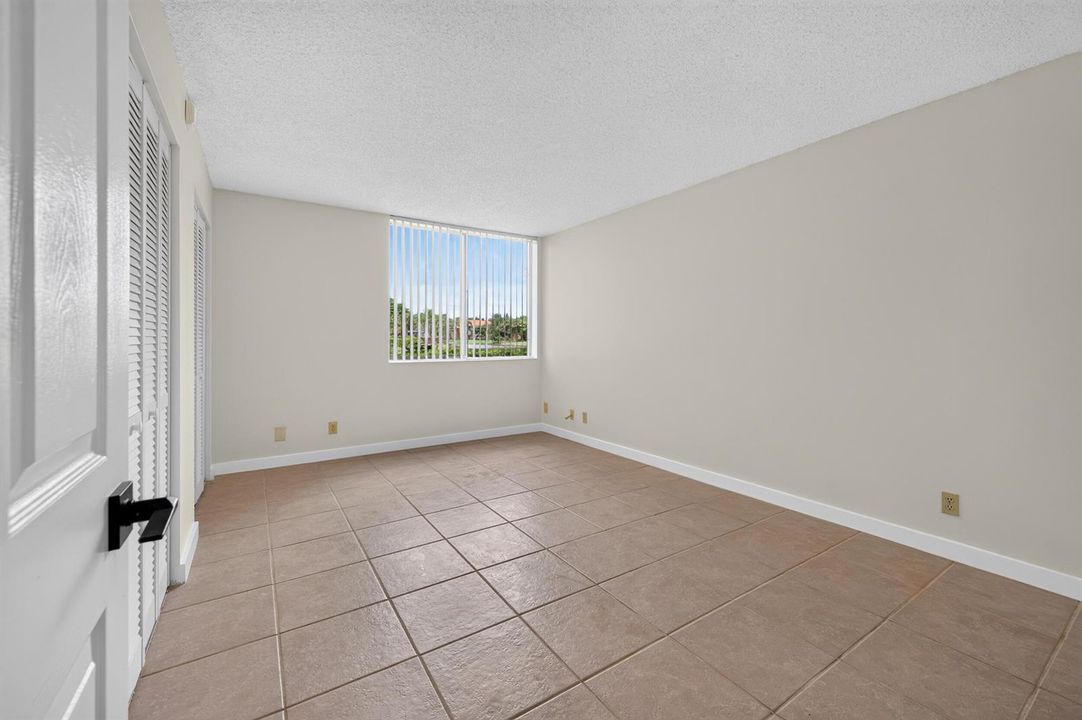 10717 apt 106-18