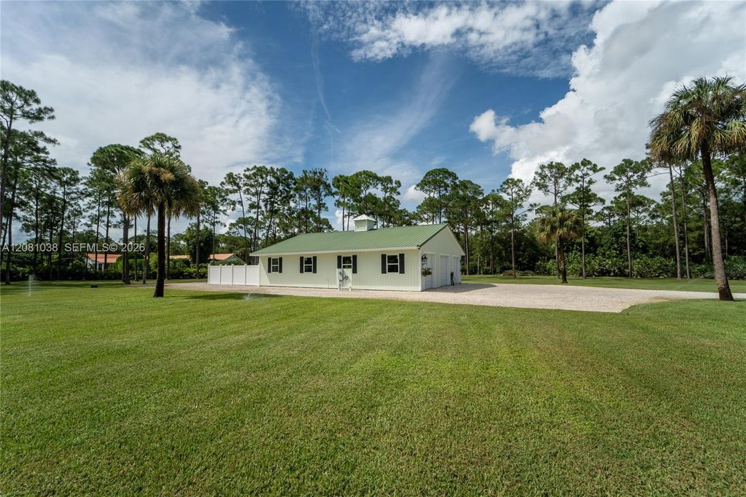На продажу: $1,175,000 (5.25 acres)