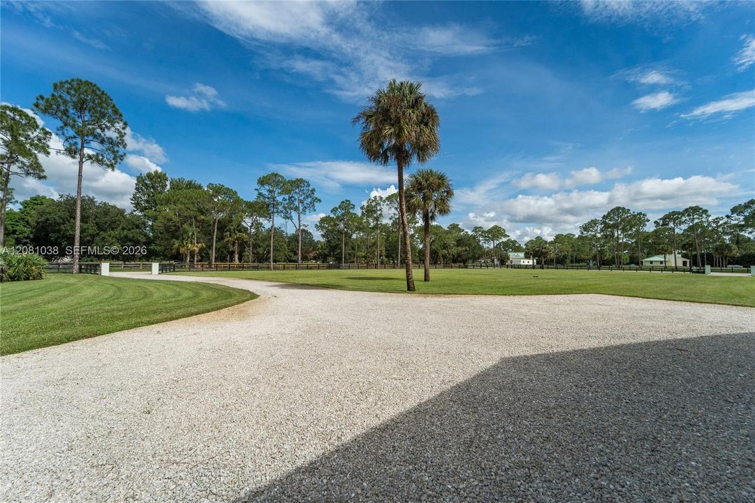 На продажу: $1,175,000 (5.25 acres)