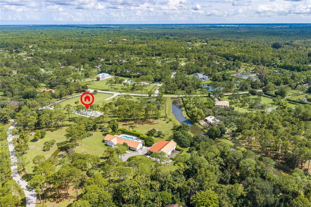 На продажу: $1,175,000 (5.25 acres)