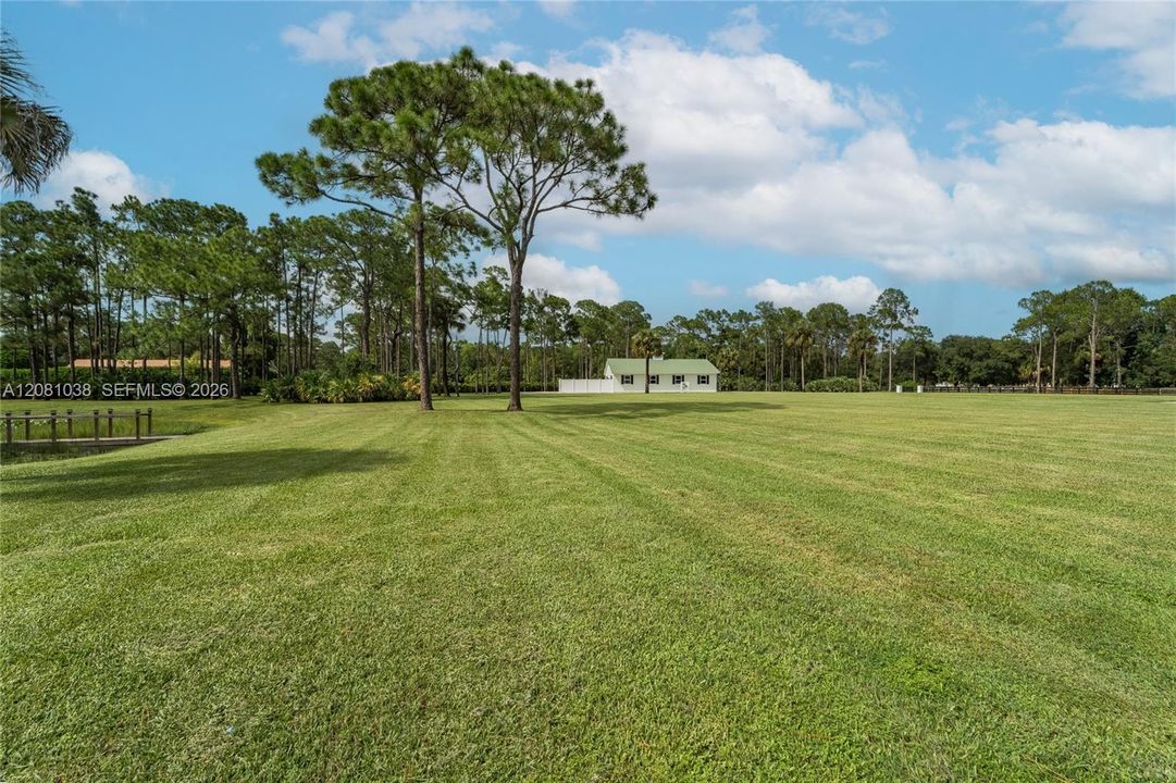 На продажу: $1,175,000 (5.25 acres)
