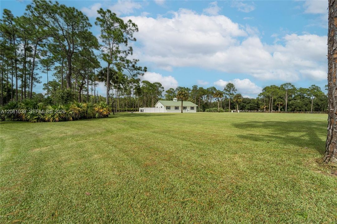 На продажу: $1,175,000 (5.25 acres)