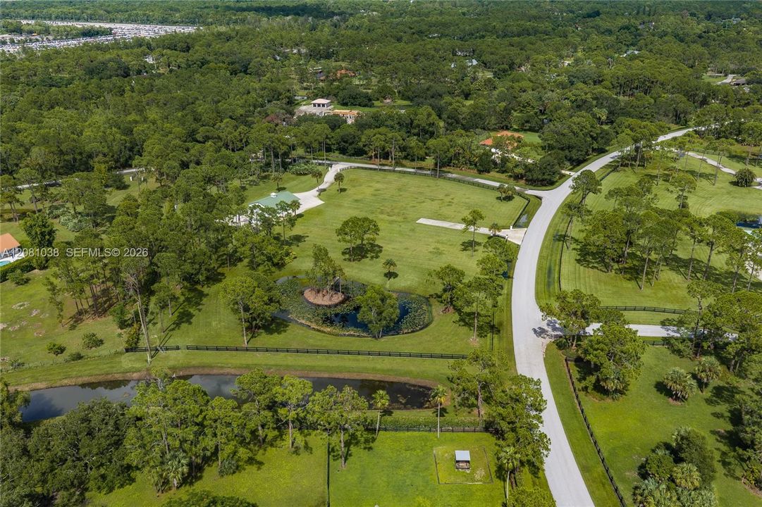 На продажу: $1,175,000 (5.25 acres)