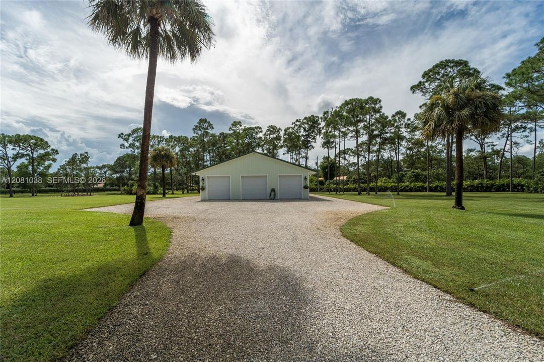 На продажу: $1,175,000 (5.25 acres)
