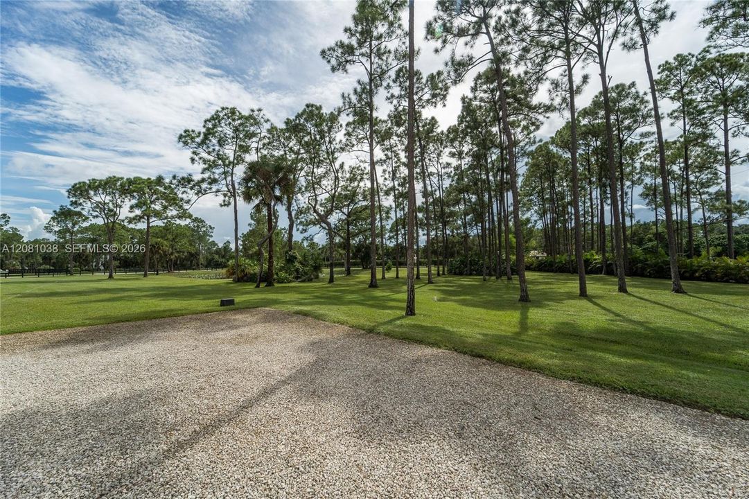 На продажу: $1,175,000 (5.25 acres)