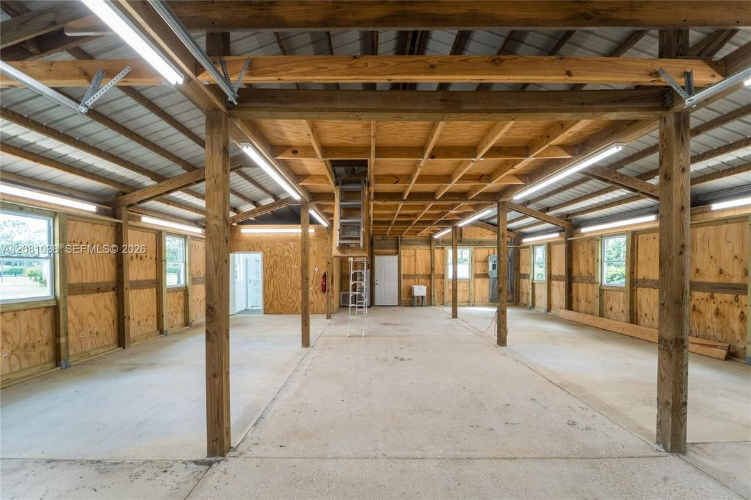 На продажу: $1,175,000 (5.25 acres)