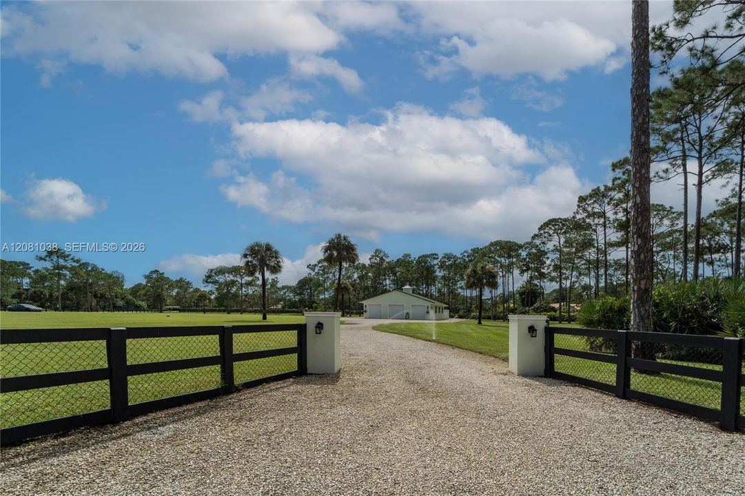 На продажу: $1,175,000 (5.25 acres)