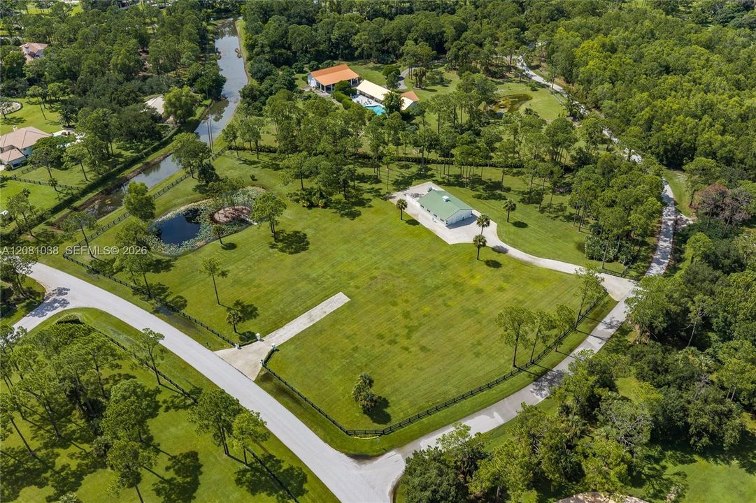 На продажу: $1,175,000 (5.25 acres)