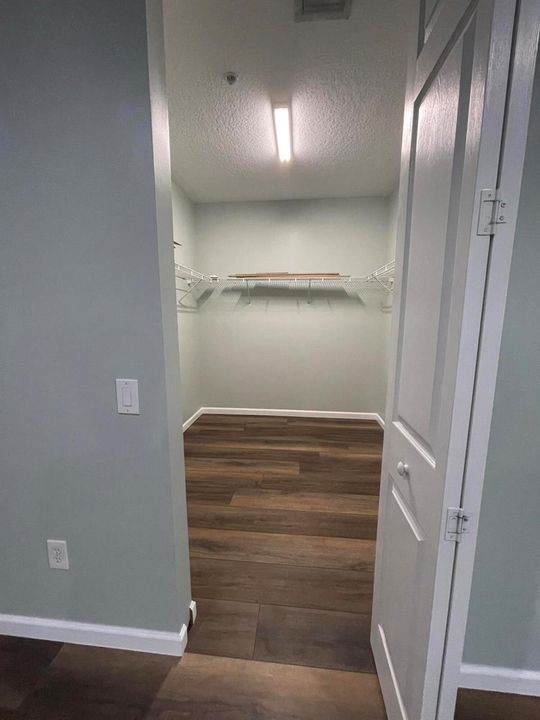 2 WALK IN CLOSET