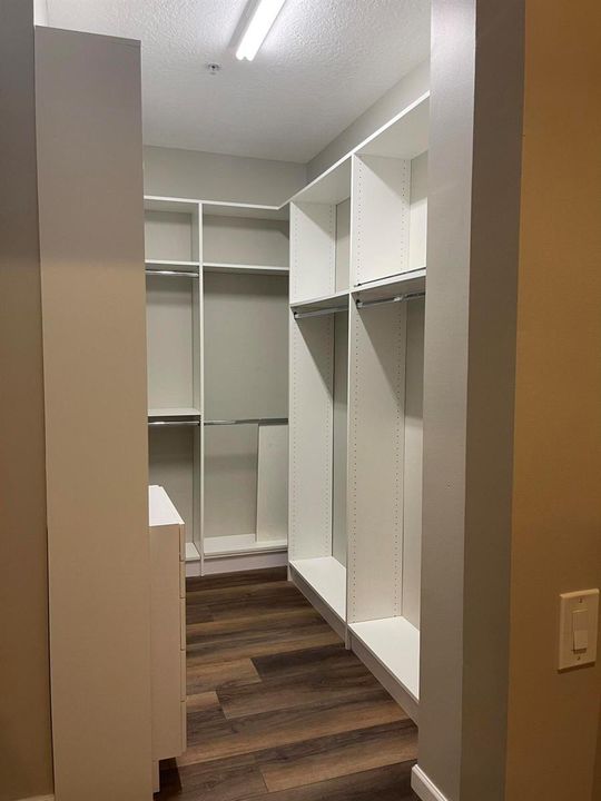 WALK IN CLOSET
