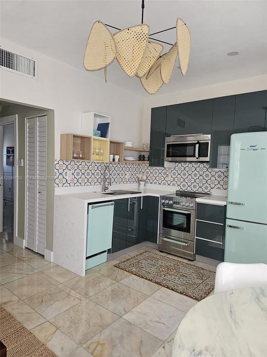 For Sale: $299,500 (2 beds, 1 baths, 608 Square Feet)