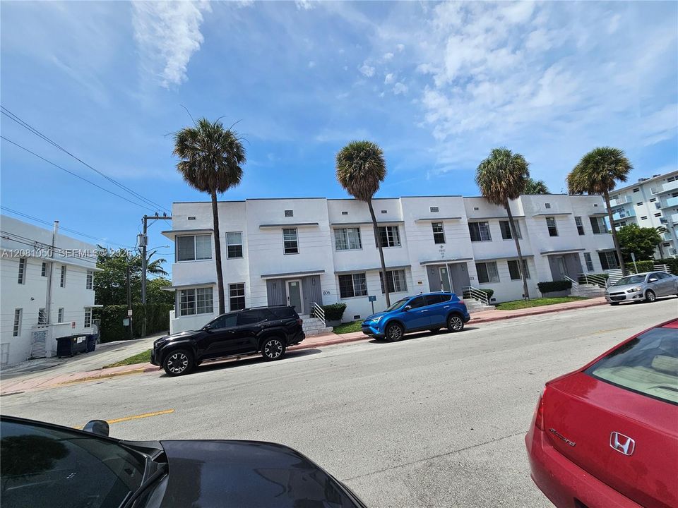 For Sale: $299,500 (2 beds, 1 baths, 608 Square Feet)