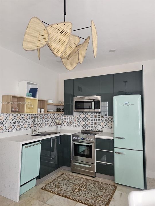 For Sale: $299,500 (2 beds, 1 baths, 608 Square Feet)