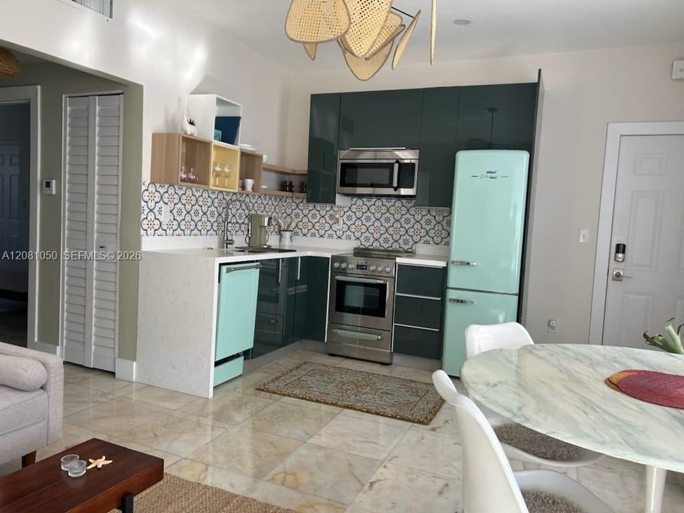 For Sale: $299,500 (2 beds, 1 baths, 608 Square Feet)