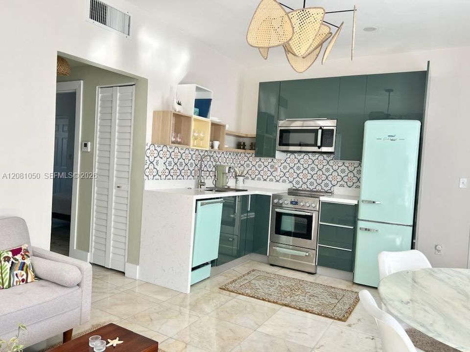 For Sale: $299,500 (2 beds, 1 baths, 608 Square Feet)
