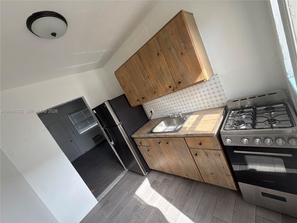 For Rent: $1,700 (2 beds, 1 baths, 13570 Square Feet)