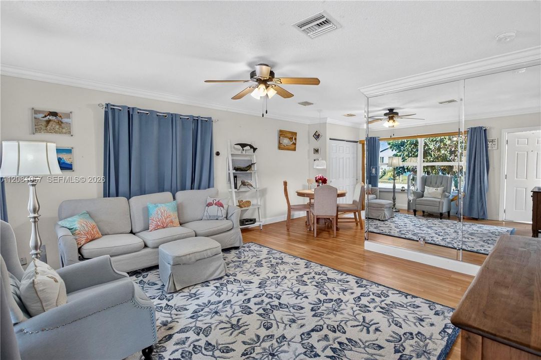 : $355,000 (2 beds, 1 baths, 884 Square Feet)