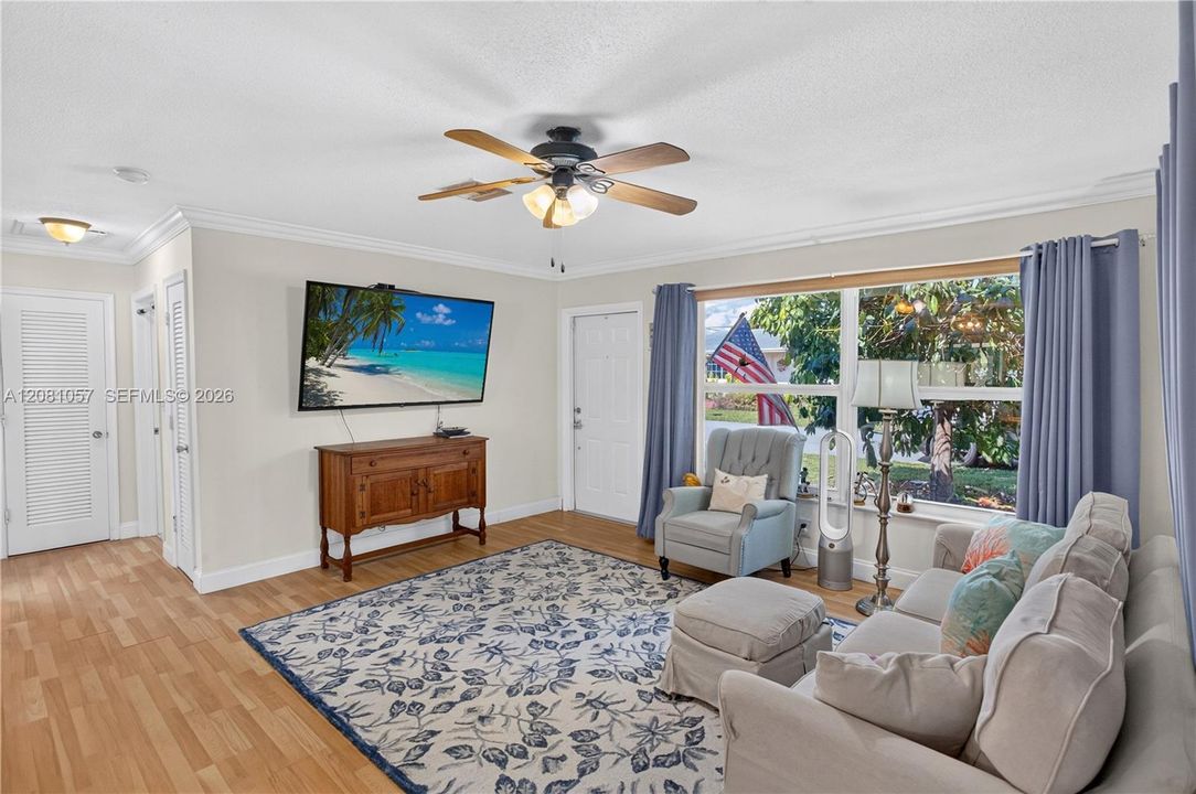 : $355,000 (2 beds, 1 baths, 884 Square Feet)