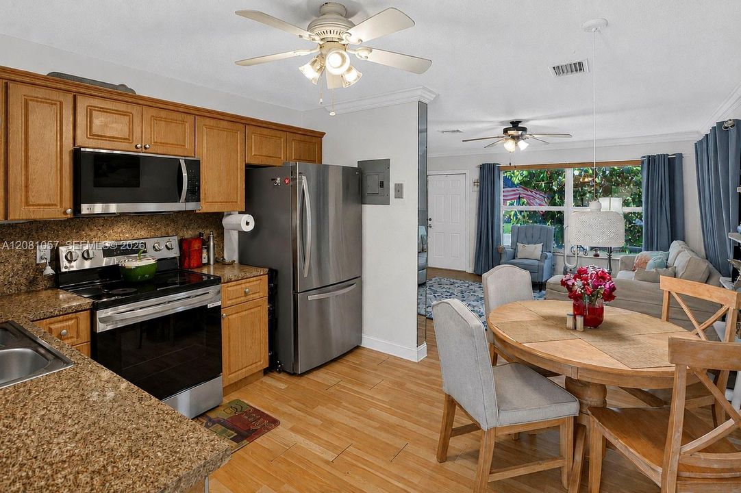 : $355,000 (2 beds, 1 baths, 884 Square Feet)
