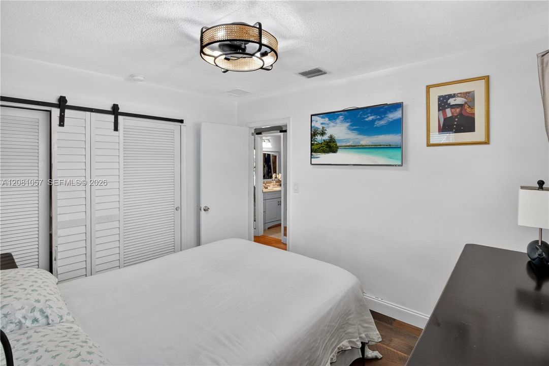 : $355,000 (2 beds, 1 baths, 884 Square Feet)