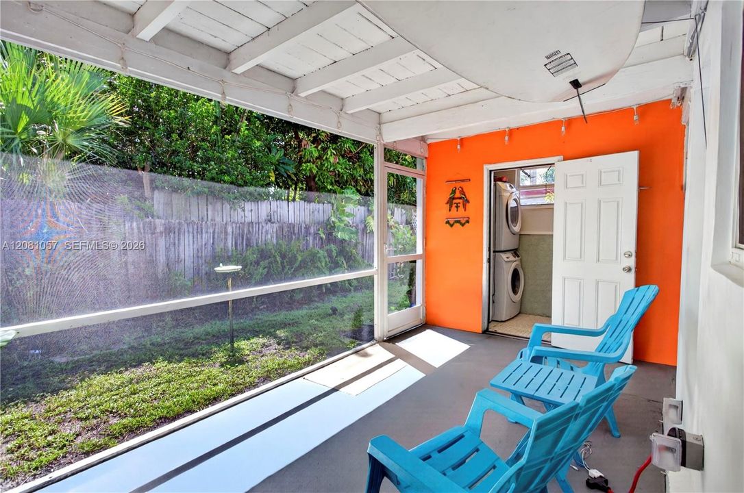 : $355,000 (2 beds, 1 baths, 884 Square Feet)